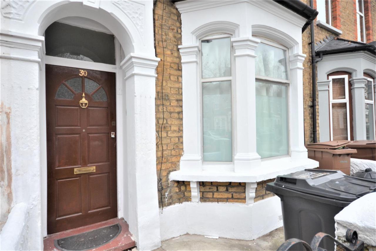 Cheerful 4 Bedroom House In Greater Londres Exterior foto