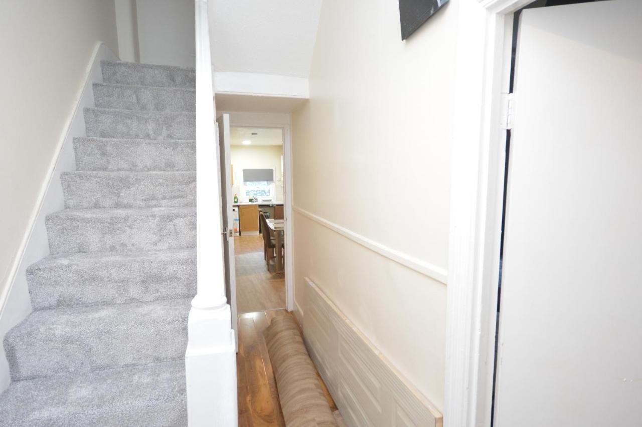 Cheerful 4 Bedroom House In Greater Londres Exterior foto